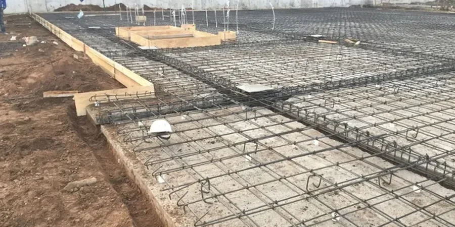 Diseño de losa de cimentación en Alto Hospicio: suelo salino y sismo